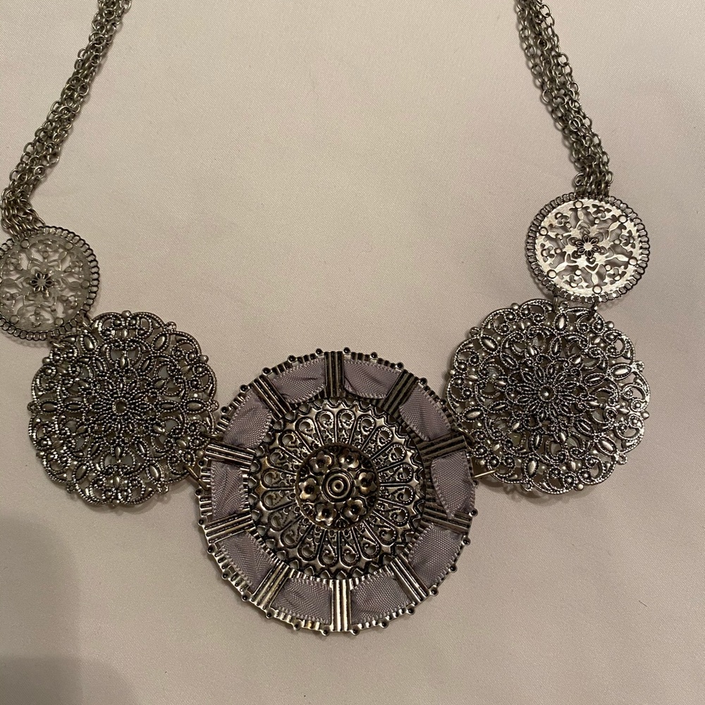 Silver and pearl circle necklace - Picture 4 of 4